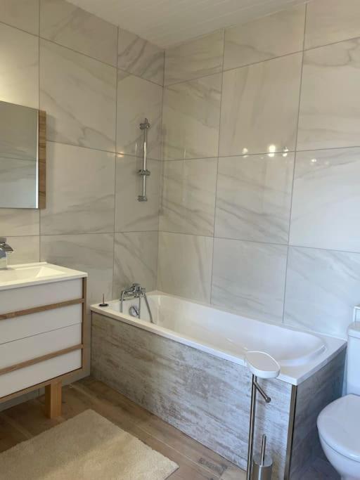 Agreable Maison De Village Avec Balcon Roiffieux Esterno foto